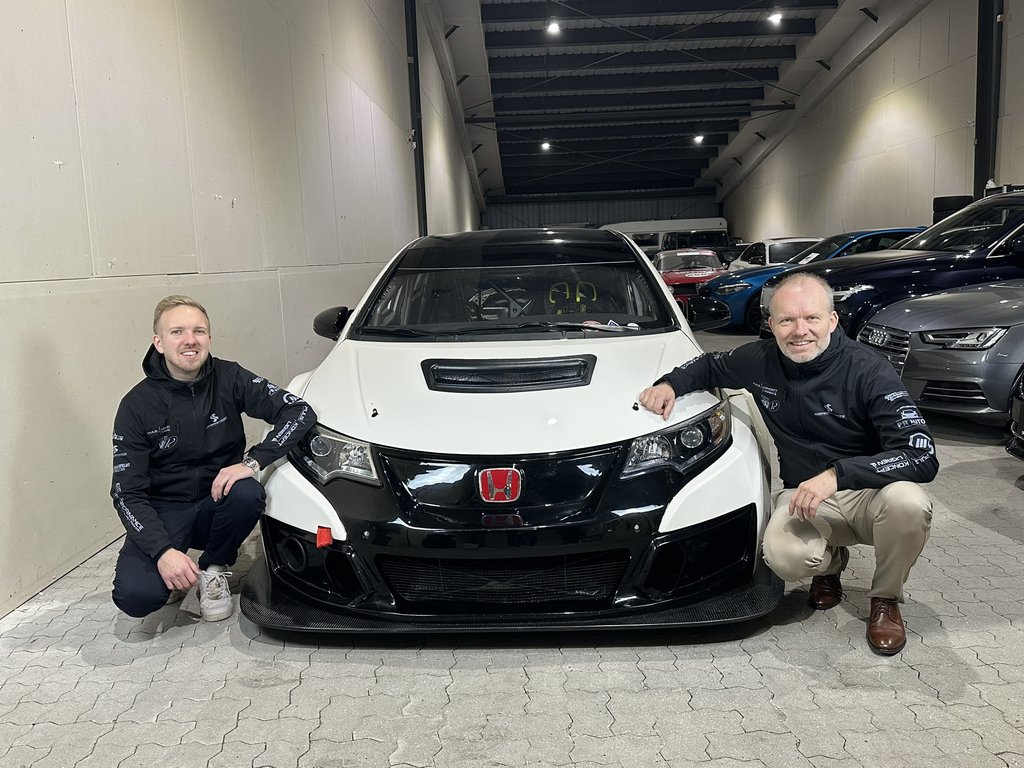Mikkel (t.v.) og Tim Søndergaard deltager i denne Honda Civic TCR i årets Danish Endurance Championship
(Foto: Sim-Performance Motorsport)